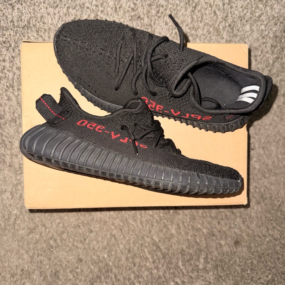 Yeezy sneakers - Picture 2 of 3